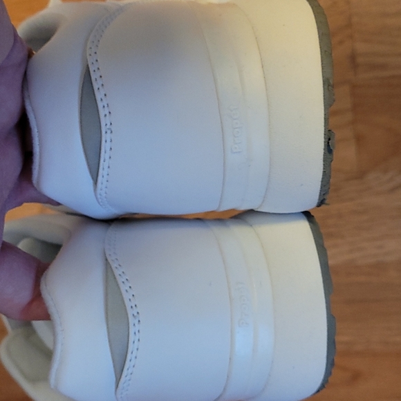 Propet tour walking  strap shoe in white. W3902. NWOT.  SIZE 6W - Picture 4 of 9